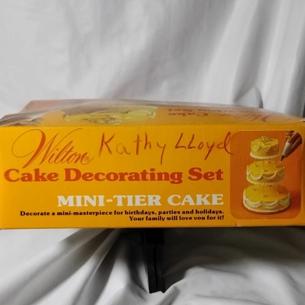Vtg. 1974 Wilton Mini-Tier Cake Decorating Set